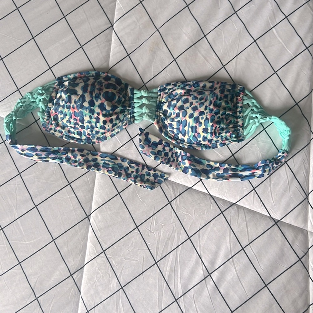 Spotted bathing suit top 🦚💙